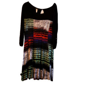 22. Multi-coloured dress with 3/4 sleeves